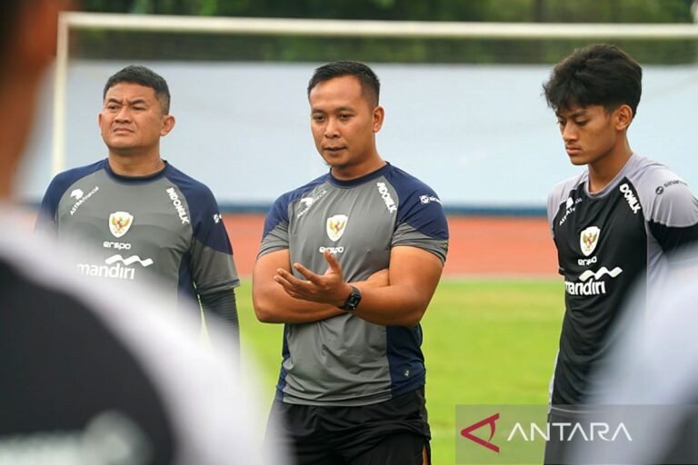 Here are a few alternative titles for "Sofie Imam jadi Asisten Pelatih Fisik Timnas Indonesia":

1. "Sofie Imam Dilantik Sebagai Asisten Pelatih Fisik Timnas Indonesia"
2. "Sofie Imam Menjadi Asisten Pelatih Fisik untuk Timnas Indonesia"
3. "Sofie Imam Resmi Bergabung sebagai Asisten Pelatih Fisik Timnas Indonesia"
4. "Peran Baru Sofie Imam: Asisten Pelatih Fisik Timnas Indonesia"
5. "Sofie Imam Menyandang Jabatan Asisten Pelatih Fisik Timnas Indonesia"
6. "Sofie Imam: Asisten Pelatih Fisik di Timnas Indonesia"
7. "Sofie Imam Bergabung dengan Timnas Indonesia sebagai Asisten Pelatih Fisik"
8. "Sofie Imam Memimpin Sebagai Asisten Pelatih Fisik Timnas Indonesia"

Feel free to mix and match parts from these suggestions to create a title you like!