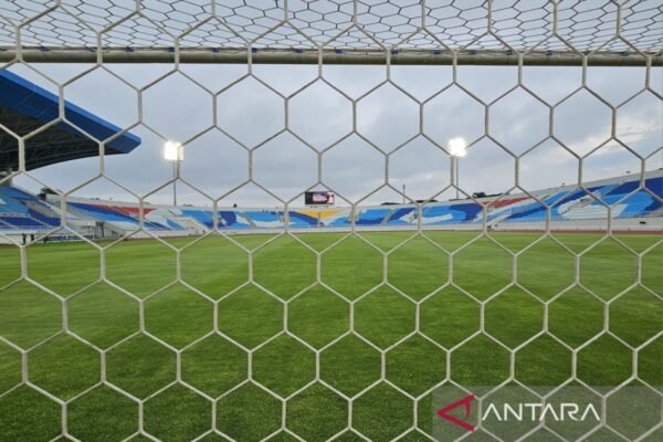 Here are some alternative title suggestions for "Panpel Arema FC Legawa Terima Sanksi Imbas Pelemparan Bus Persik":

1. "Arema FC Punished for Incident Involving Persik Bus"
2. "Sanctions Imposed on Arema FC Following Persik Bus Throwing Incident"
3. "Arema FC Accepts Penalty After Bus Incident with Persik"
4. "Consequences for Arema FC: Sanctions Sparked by Persik Bus Incident"
5. "Arema FC Faces Sanctions for the Throwing of Persik's Team Bus"
6. "Panpel Arema FC Agrees to Penalties Due to Pelemparan Bus Persik"
7. "Arema FC Accepts Disciplinary Action After Incident With Persik Bus"
8. "Arema FC Receives Penalties in Wake of Persik Bus Throwing Incident"
9. "Sanctions Against Arema FC: The Aftermath of the Persik Bus Incident"
10. "Arema FC's Response to Sanctions from the Persik Bus Incident"

Feel free to mix and match phrases or modify these titles as needed!