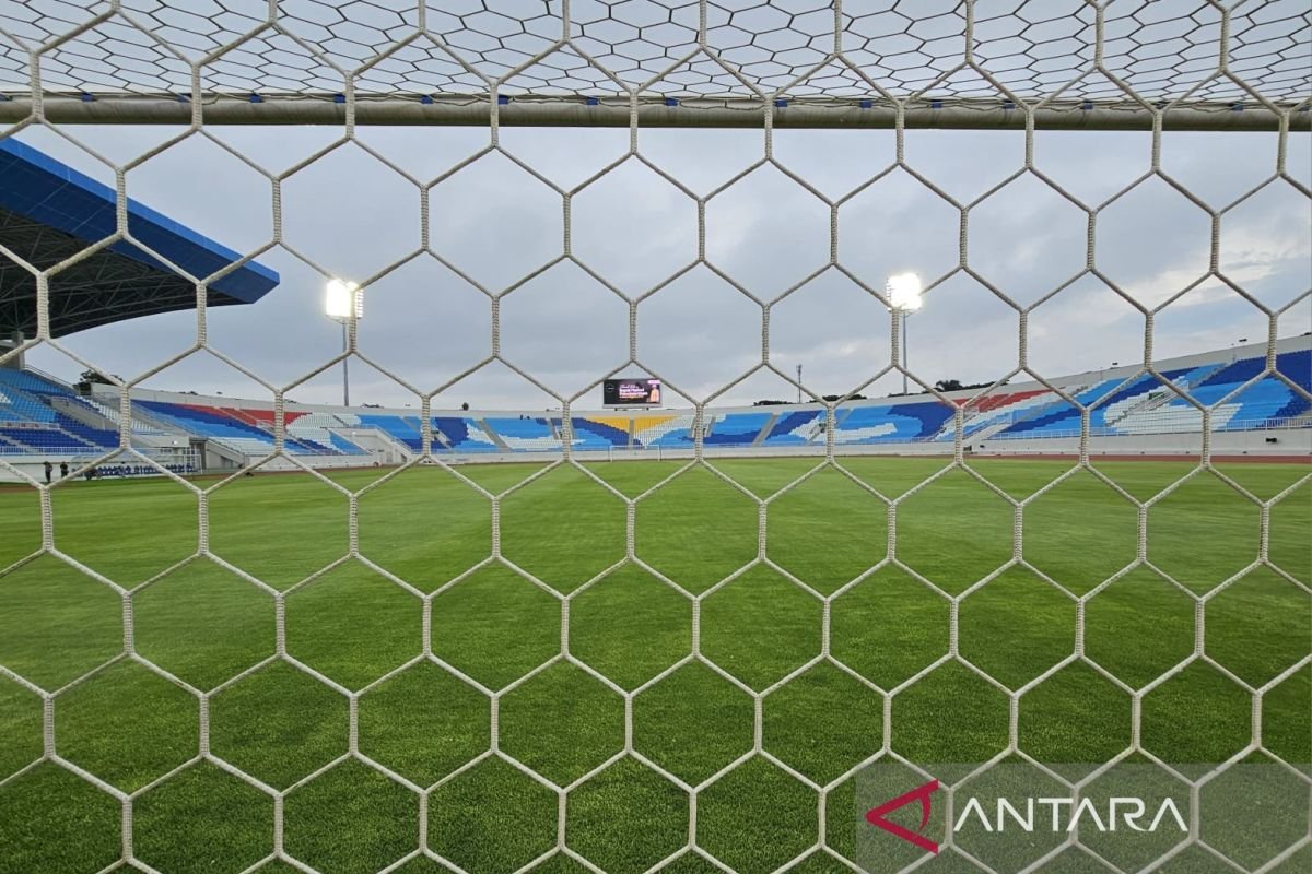 Here are some alternative title suggestions for "Panpel Arema FC Legawa Terima Sanksi Imbas Pelemparan Bus Persik":

1. "Arema FC Punished for Incident Involving Persik Bus"
2. "Sanctions Imposed on Arema FC Following Persik Bus Throwing Incident"
3. "Arema FC Accepts Penalty After Bus Incident with Persik"
4. "Consequences for Arema FC: Sanctions Sparked by Persik Bus Incident"
5. "Arema FC Faces Sanctions for the Throwing of Persik's Team Bus"
6. "Panpel Arema FC Agrees to Penalties Due to Pelemparan Bus Persik"
7. "Arema FC Accepts Disciplinary Action After Incident With Persik Bus"
8. "Arema FC Receives Penalties in Wake of Persik Bus Throwing Incident"
9. "Sanctions Against Arema FC: The Aftermath of the Persik Bus Incident"
10. "Arema FC's Response to Sanctions from the Persik Bus Incident"

Feel free to mix and match phrases or modify these titles as needed!