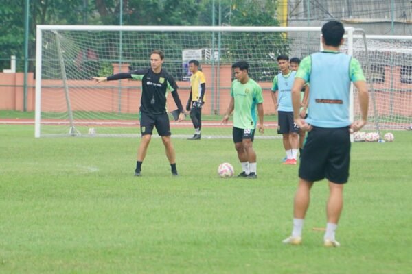 Munster Siapkan Calon Pengganti Slavko untuk Pertandingan Derbi Melawan Arema FC
