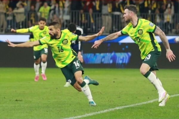 Gol Menit-Menit Terakhir: Behich Bawa Australia Menang 1-0 atas Jepang" 

Anda juga bisa mempertimbangkan beberapa alternatif lain, seperti:

1. "Kemenangan Dramatis Australia: Behich Cetak Gol di Menit Terakhir Melawan Jepang"
2. "Behich Jadi Pahlawan: Australia Menang 1-0 atas Jepang Lewat Gol Akhir"
3. "Australia Raih Kemenangan Tipis atas Jepang Berkat Gol Menit Terakhir Behich" 

Silakan pilih atau modifikasi sesuai kebutuhan!