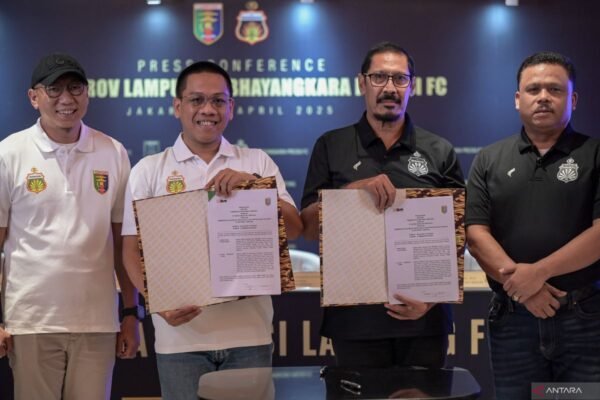 Berikut adalah beberapa alternatif judul untuk "Termasuk Bhayangkara dan Persikas, tujuh klub ganti nama dan domisili":

1. "Tujuh Klub Sepakbola, Termasuk Bhayangkara dan Persikas, Ganti Nama dan Lokasi"
2. "Transformasi Klub: Bhayangkara dan Persikas di Antara Tujuh Yang Berubah Nama dan Domisili"
3. "Bhayangkara dan Persikas: Tujuh Klub yang Berubah Nama dan Lokasi"
4. "Perubahan Signifikan: Tujuh Klub, Termasuk Bhayangkara dan Persikas, Alami Ganti Nama dan Domisili"
5. "Dampak Era Baru: Tujuh Klub Sepakbola, Termasuk Bhayangkara dan Persikas, Ganti Identitas dan Domisili"
6. "Bhayangkara dan Persikas: Transformasi Tujuh Klub Sebagai Ganti Nama dan Domisili"
7. "Perubahan Identitas: Tujuh Klub, Termasuk Bhayangkara dan Persikas, Beralih Nama dan Lokasi"

Semoga alternatif judul ini bermanfaat!
