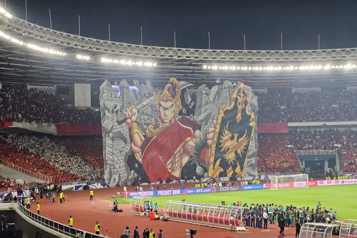Here are some alternative title suggestions for "Koreografi Berhias Tifo Pendekar Wayang Warnai Laga Indonesia vs China":

1. "Koreografi Tifo: Pertunjukan Wayang dalam Duel Indonesia vs China"
2. "Harmoni Tifo dan Wayang: Menghidupkan Pertarungan Indonesia vs China"
3. "Tifo Pendekar: Seni Gerak Malam Laga Indonesia Melawan China"
4. "Wayang Beraksi: Koreografi Tifo Memukau di Pertandingan Indonesia vs China"
5. "Menggenggam Semangat Pendekar: Tifo dan Wayang di Arena Indonesia vs China"
6. "Seni dan Pertarungan: Tifo Pendekar Meriahkan Laga Indonesia vs China"
7. "Koreografi Tifo: Mewarnai Rivalitas Indonesia dan China dengan Budaya"
8. "Pesona Wayang dan Tifo: Warna Kemenangan dalam Laga Indonesia vs China"

Feel free to mix and match elements from these suggestions to create your own unique title!