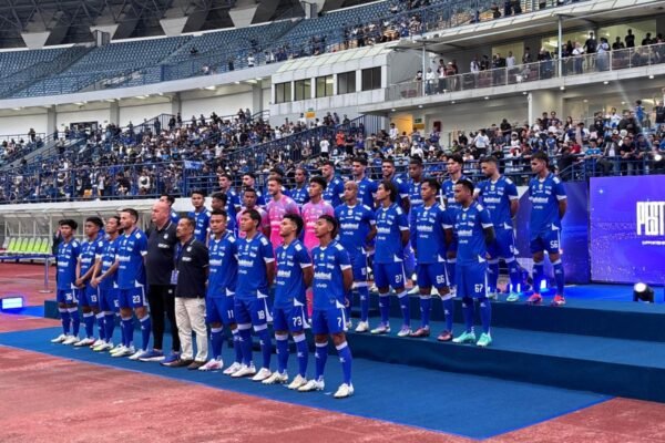 Berikut adalah beberapa alternatif judul untuk "Pemain Persib Bandung dalam kondisi siap arungi kompetisi":

1. "Persib Bandung: Pemain Siap Hadapi Tantangan di Kompetisi"
2. "Pemain Persib Bandung Bersiap untuk Memasuki Arena Kompetisi"
3. "Persib Bandung: Memastikan Kesiapan Pemain Menyambut Kompetisi"
4. "Kesiapan Pemain Persib Bandung Menjelang Kompetisi"
5. "Persib Bandung: Tim Siap Berkompetisi dengan Semangat Baru"
6. "Pemain Persib Bandung: Dalam Kondisi Optimal untuk Bertanding"
7. "Persib Bandung Siap Tampil: Pemain Dalam Form Terbaik"
8. "Menyongsong Kompetisi: Kesiapan Pemain Persib Bandung" 

Semoga salah satu dari alternatif ini sesuai dengan yang Anda cari!