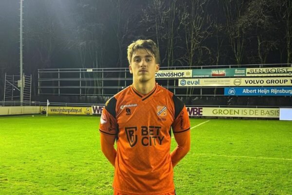 Berikut adalah beberapa alternatif judul untuk "Profil Mauro Zijlstra dan Miliano Jonathans, Calon Pemain Indonesia":

1. "Mengenal Mauro Zijlstra dan Miliano Jonathans: Bintang Muda Indonesia di Ujung Tanduk"
2. "Jejak Karir Mauro Zijlstra dan Miliano Jonathans: Talenta Potensial di Dunia Sepak Bola Indonesia"
3. "Profil Menarik Mauro Zijlstra dan Miliano Jonathans: Harapan Baru Sepak Bola Tanah Air"
4. "Mauro Zijlstra dan Miliano Jonathans: Dua Calon Bintang Sepak Bola Indonesia Masa Depan"
5. "Mauro Zijlstra vs Miliano Jonathans: Siapa yang Akan Terpilih Jadi Bintang Baru Indonesia?" 

Semoga salah satu judul ini sesuai dengan kebutuhan Anda!