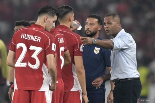 Miliano Jonathans Berbicara dengan Patrick Kluivert