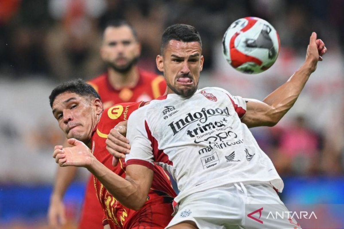 Berikut adalah beberapa alternatif judul untuk "Pelatih Bali United Sayangkan Serangan Balik Terbuang Percuma":

1. "Pelatih Bali United Sesalkan Peluang Serangan Balik yang Hilang"
2. "Pelatih Bali United Kehilangan Peluang dengan Serangan Balik yang Tidak Efektif"
3. "Serangan Balik Terbuang, Pelatih Bali United Menyampaikan Kekecewaan"
4. "Kesalahan dalam Serangan Balik, Pelatih Bali United Beri Peringatan"
5. "Pelatih Bali United Ungkapkan Kekecewaan atas Serangan Balik yang Tidak Dimaksimalkan" 

Silakan pilih atau modifikasi sesuai kebutuhan!