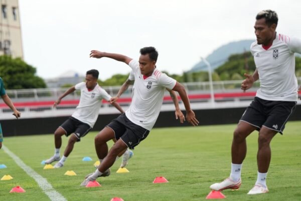 Certainly! Here are some alternate title suggestions for "Malut United Waspadai Kebangkitan Semen Padang":

1. "Malut United: Siaga Menghadapi Kebangkitan Semen Padang"
2. "Malut United Harus Waspada Terhadap Semen Padang yang Kembali Bangkit"
3. "Kebangkitan Semen Padang: Ancaman Serius bagi Malut United"
4. "Mengantisipasi Semen Padang: Perhatian Khusus untuk Malut United"
5. "Malut United: Tantangan dari Kebangkitan Semen Padang"
6. "Semen Padang Kembali Beraksi: Malut United Harus Siap"
7. "Strategi Malut United Menghadapi Kebangkitan Semen Padang"
8. "Malut United, Waspada! Semen Padang Siap Kembali Berjuang"

Feel free to choose any of these or let me know if you need more suggestions!