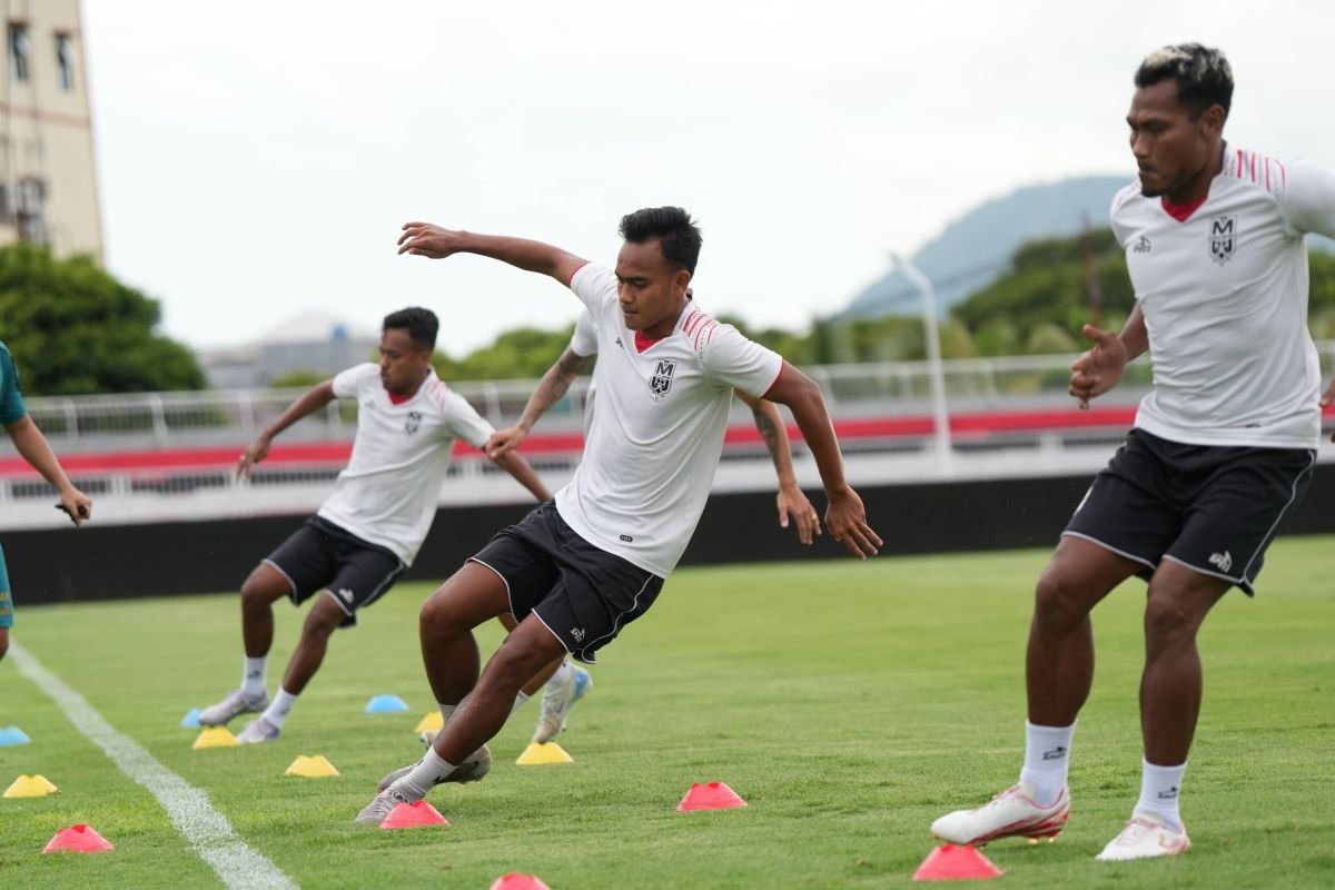 Certainly! Here are some alternate title suggestions for "Malut United Waspadai Kebangkitan Semen Padang":

1. "Malut United: Siaga Menghadapi Kebangkitan Semen Padang"
2. "Malut United Harus Waspada Terhadap Semen Padang yang Kembali Bangkit"
3. "Kebangkitan Semen Padang: Ancaman Serius bagi Malut United"
4. "Mengantisipasi Semen Padang: Perhatian Khusus untuk Malut United"
5. "Malut United: Tantangan dari Kebangkitan Semen Padang"
6. "Semen Padang Kembali Beraksi: Malut United Harus Siap"
7. "Strategi Malut United Menghadapi Kebangkitan Semen Padang"
8. "Malut United, Waspada! Semen Padang Siap Kembali Berjuang"

Feel free to choose any of these or let me know if you need more suggestions!