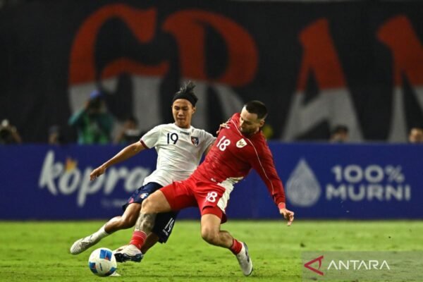 Berikut adalah beberapa alternatif judul untuk "Marc Klok ingin cetak sejarah bersama Timnas Indonesia":

1. "Marc Klok Berambisi Mencetak Sejarah dengan Timnas Indonesia"
2. "Marc Klok Siap Tinggalkan Jejak Sejarah di Timnas Indonesia"
3. "Menorehkan Sejarah: Impian Marc Klok Bersama Timnas Indonesia"
4. "Marc Klok: Misi Besar untuk Mengukir Sejarah di Timnas Indonesia"
5. "Dengan Semangat, Marc Klok Ingin Buat Sejarah untuk Timnas Indonesia"
6. "Marc Klok: Langkah Menuju Sejarah Timnas Indonesia"
7. "Impian Sejarah Marc Klok Bersama Tim Nasional Indonesia"
8. "Marc Klok: Bersama Timnas Indonesia untuk Ciptakan Sejarah Baru"

Semoga salah satu dari alternatif ini sesuai dengan yang Anda cari!