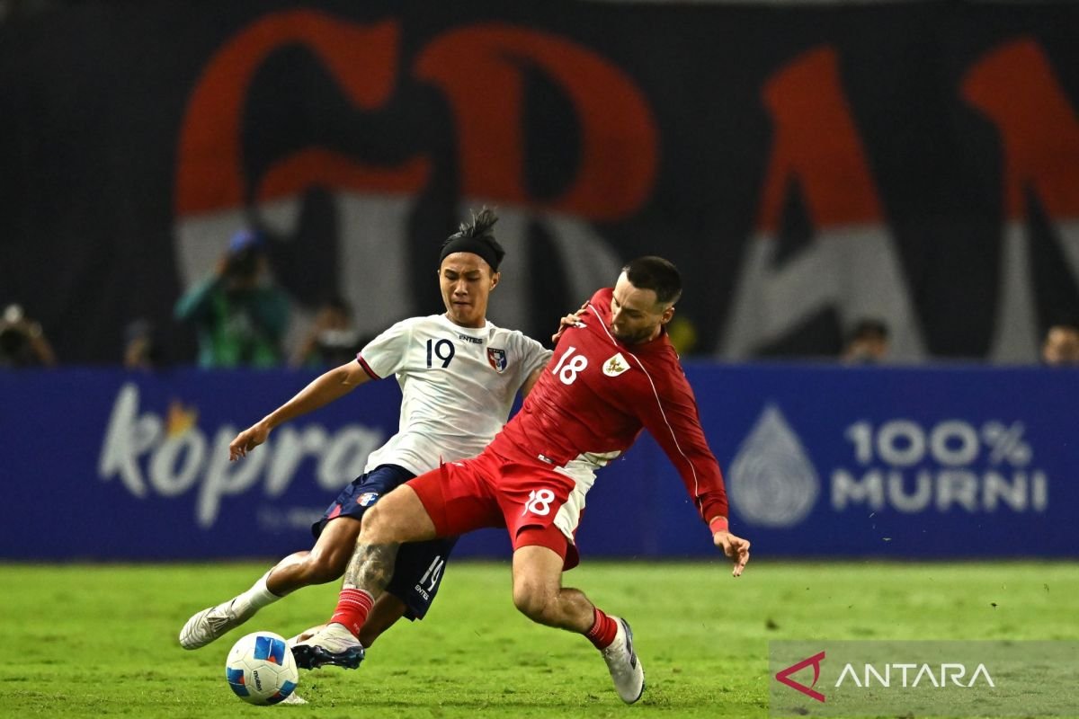 Berikut adalah beberapa alternatif judul untuk "Marc Klok ingin cetak sejarah bersama Timnas Indonesia":

1. "Marc Klok Berambisi Mencetak Sejarah dengan Timnas Indonesia"
2. "Marc Klok Siap Tinggalkan Jejak Sejarah di Timnas Indonesia"
3. "Menorehkan Sejarah: Impian Marc Klok Bersama Timnas Indonesia"
4. "Marc Klok: Misi Besar untuk Mengukir Sejarah di Timnas Indonesia"
5. "Dengan Semangat, Marc Klok Ingin Buat Sejarah untuk Timnas Indonesia"
6. "Marc Klok: Langkah Menuju Sejarah Timnas Indonesia"
7. "Impian Sejarah Marc Klok Bersama Tim Nasional Indonesia"
8. "Marc Klok: Bersama Timnas Indonesia untuk Ciptakan Sejarah Baru"

Semoga salah satu dari alternatif ini sesuai dengan yang Anda cari!
