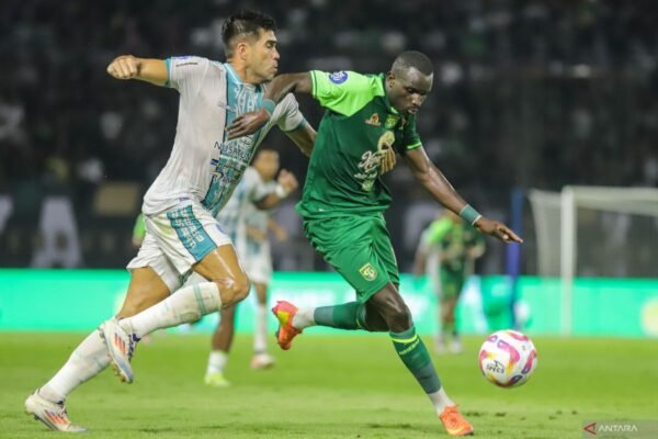 Meskipun Tiga Kartu Merah Dikeluarkan, Pertandingan PSBS vs Persebaya Berakhir Imbang